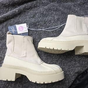 NWT Target Universal Thread Lugg Cream Ankle Booties Sz 6.5, Never Worn